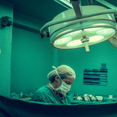 Profesional médico en una sala de operaciones