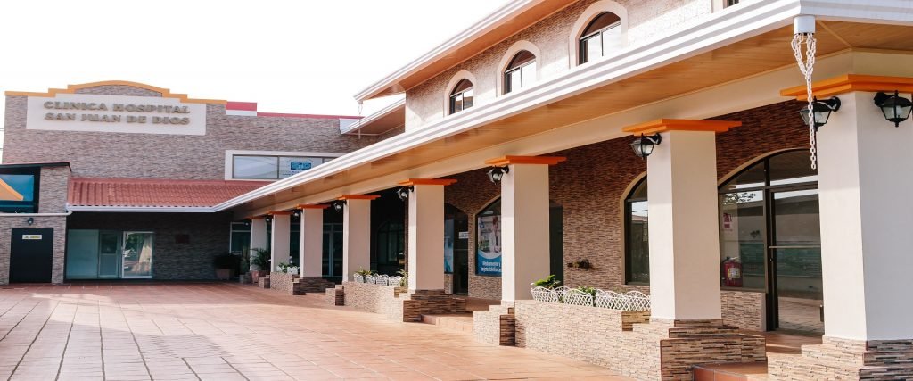 Fachada de la Clínica Hospital San Juan de Dios en Santiago de Veraguas